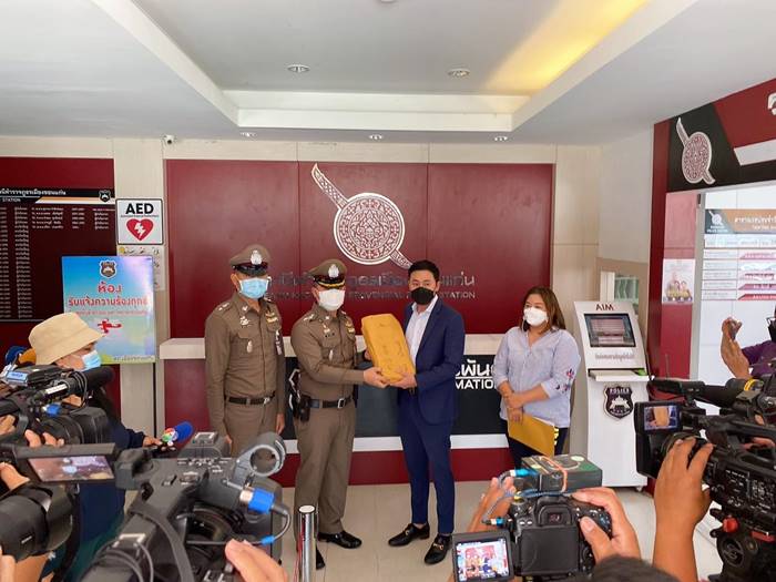 สาวแจ้งความ ประธานกาฬสินธุ์ ยูไนเต็ด หลอกขายหวยสูญ 1000 ล้าน สาวแจ้งความ ประธานกาฬสินธุ์ ยูไนเต็ด หลอกขายหวยสูญ 1000 ล้าน