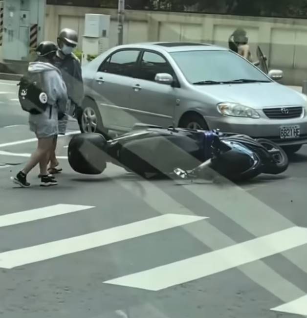 รถเก๋งชนมอเตอร์ไซค์ รถเก๋งชนมอเตอร์ไซค์