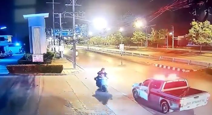 วัยรุ่นหนีอริ เจอตำรวจเอาเท้าเหยียบหัว วัยรุ่นหนีอริ เจอตำรวจเอาเท้าเหยียบหัว