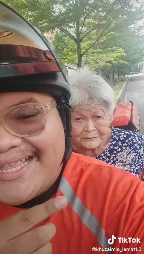 ไรเดอร์เจอคุณยายหลง ขับพาส่งบ้าน ไรเดอร์เจอคุณยายหลง ขับพาส่งบ้าน