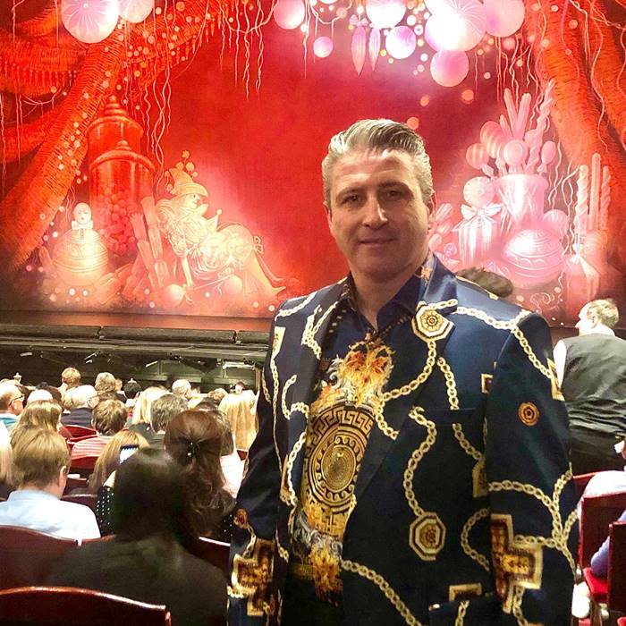 มหาเศรษฐี จากวัยเด็กสุดลำบาก มหาเศรษฐี จากวัยเด็กสุดลำบาก