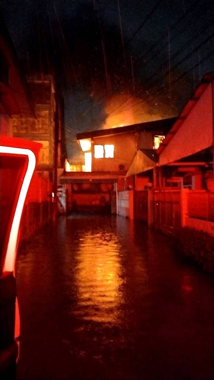 ไฟไหม้บ้านตอนฝนตก ไฟไหม้บ้านตอนฝนตก