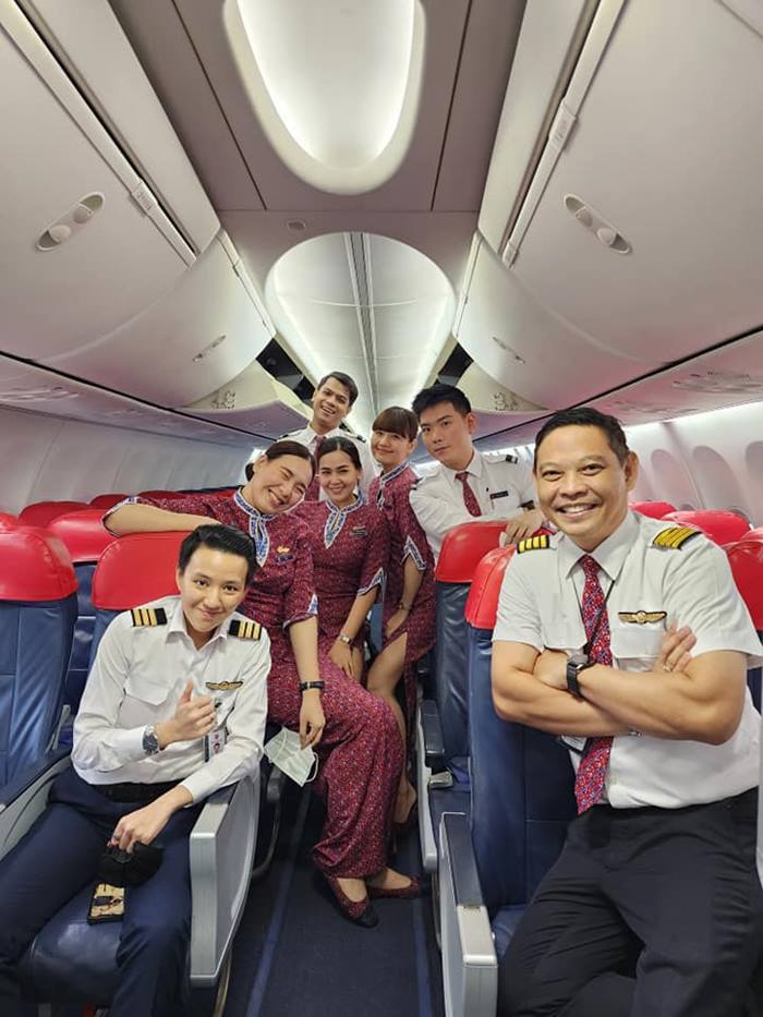 แห่ขอบคุณกัปตันไทย ไลอ้อน แอร์ ฝ่าพายุโนรู แห่ขอบคุณกัปตันไทย ไลอ้อน แอร์ ฝ่าพายุโนรู