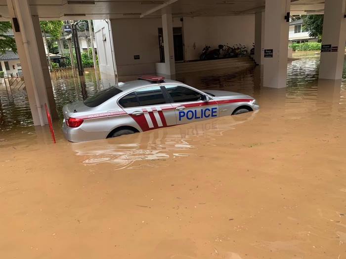 รถตำรวจน้ำท่วม รถตำรวจน้ำท่วม