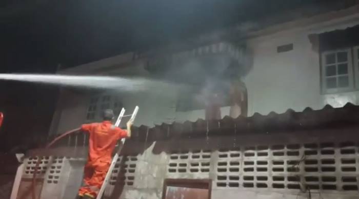 ชายคลั่งยาเผาบ้านตัวเอง ชายคลั่งยาเผาบ้านตัวเอง