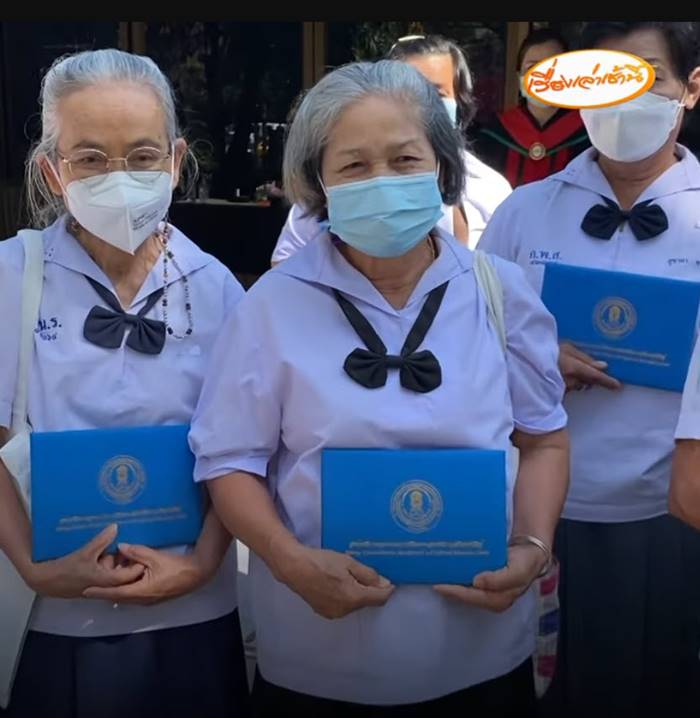 คุณยายแต่งชุดนักเรียน รับใบจบการศึกษา คุณยายแต่งชุดนักเรียน รับใบจบการศึกษา