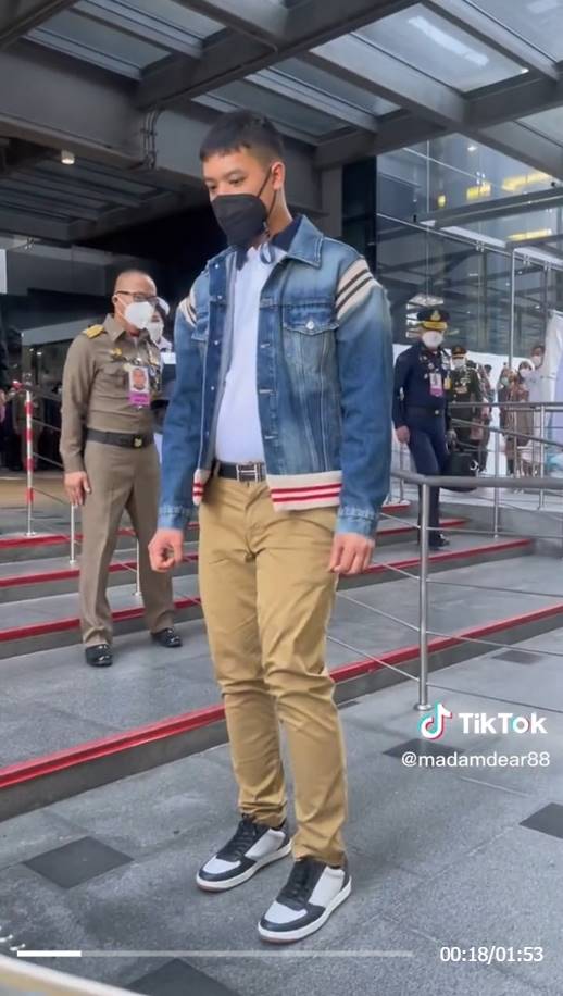 เจ้าฟ้าทีปังกรรัศมีโชติ ตรัสถามอาการของผู้ที่มาเฝ้ารับเสด็จ เจ้าฟ้าทีปังกรรัศมีโชติ ตรัสถามอาการของผู้ที่มาเฝ้ารับเสด็จ