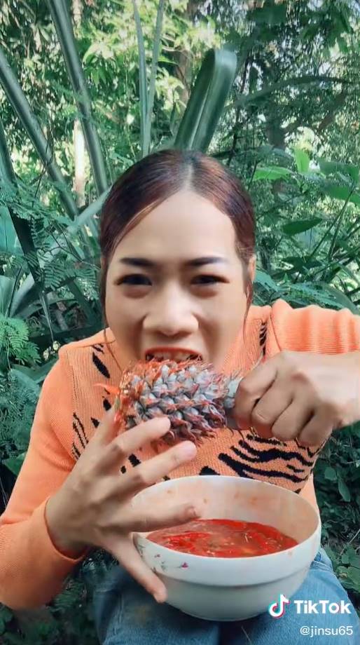 โชว์กินสับปะรดทั้งเปลือก โชว์กินสับปะรดทั้งเปลือก