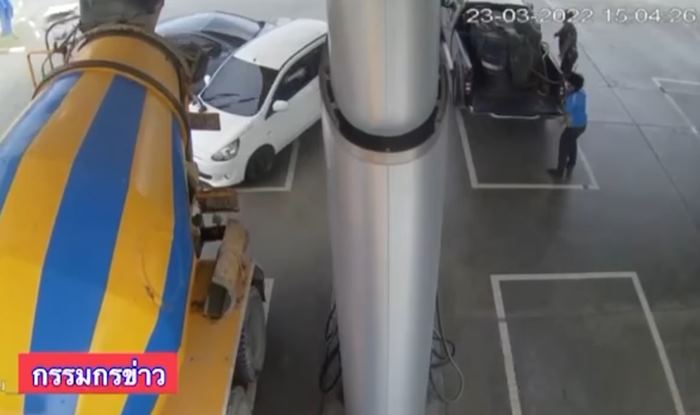 รถเก๋งป้ายแดงชนเด็กปั๊มขาขาด รถเก๋งป้ายแดงชนเด็กปั๊มขาขาด