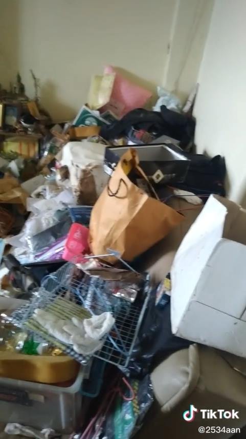 ขยะล้นห้องเช่าหนุ่มหล่อ ขยะล้นห้องเช่าหนุ่มหล่อ