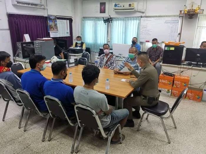 รุมกระทืบ พนง.เซเว่น เตือนใส่แมสก์ รุมกระทืบ พนง.เซเว่น เตือนใส่แมสก์