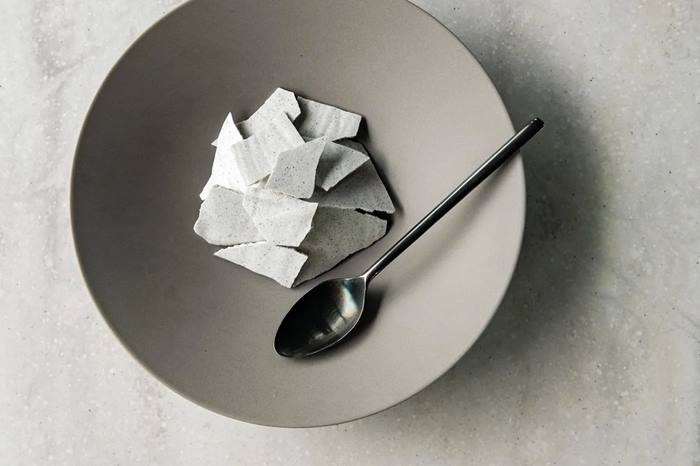 ร้านอาหารหรู เสิร์ฟเมนูแปลก คล้ายแผ่นปูน ร้านอาหารหรู เสิร์ฟเมนูแปลก คล้ายแผ่นปูน