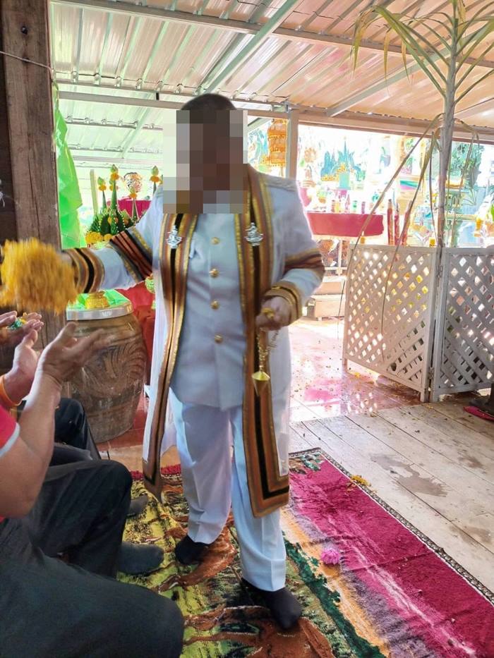 ร่างทรงชุดครุย ร่างทรงชุดครุย