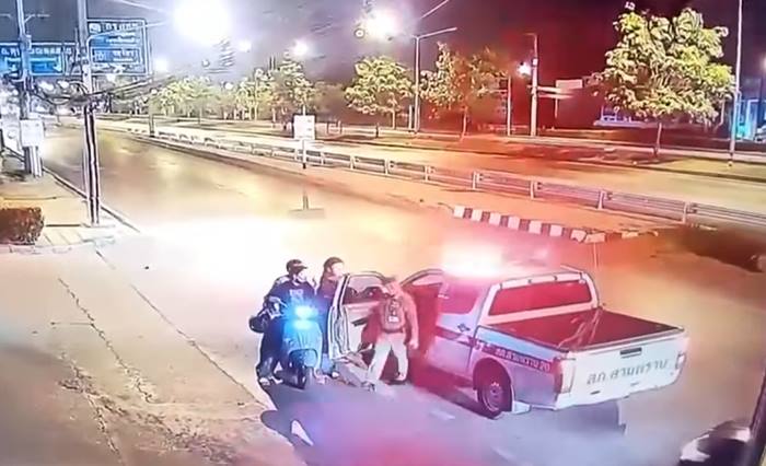 วัยรุ่นหนีอริ เจอตำรวจเอาเท้าเหยียบหัว วัยรุ่นหนีอริ เจอตำรวจเอาเท้าเหยียบหัว