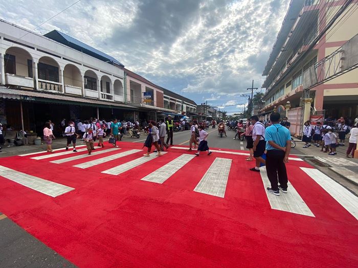 มอเตอร์ไซค์ชนนักเรียนข้ามทางม้าลาย มอเตอร์ไซค์ชนนักเรียนข้ามทางม้าลาย