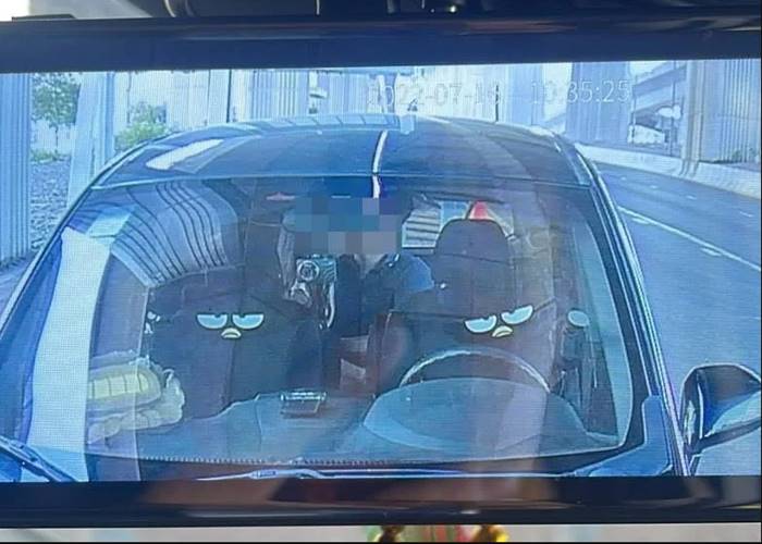 คู่รักจอดรถพลอดรักในรถ คู่รักจอดรถพลอดรักในรถ