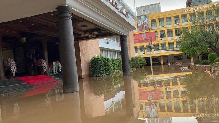 รถตำรวจน้ำท่วม รถตำรวจน้ำท่วม