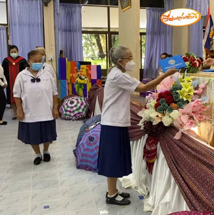 คุณยายแต่งชุดนักเรียน รับใบจบการศึกษา คุณยายแต่งชุดนักเรียน รับใบจบการศึกษา