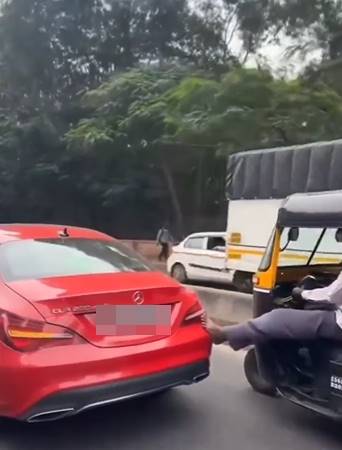 คนขับตุ๊กตุ๊กถีบรถเบนซ์ คนขับตุ๊กตุ๊กถีบรถเบนซ์