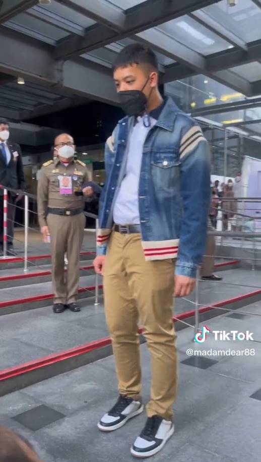 เจ้าฟ้าทีปังกรรัศมีโชติ ตรัสถามอาการของผู้ที่มาเฝ้ารับเสด็จ เจ้าฟ้าทีปังกรรัศมีโชติ ตรัสถามอาการของผู้ที่มาเฝ้ารับเสด็จ