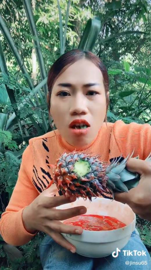 โชว์กินสับปะรดทั้งเปลือก โชว์กินสับปะรดทั้งเปลือก