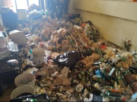 ขยะล้นห้องเช่าหนุ่มหล่อ ขยะล้นห้องเช่าหนุ่มหล่อ