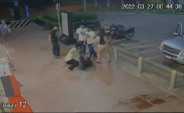 รุมกระทืบ พนง.เซเว่น เตือนใส่แมสก์ รุมกระทืบ พนง.เซเว่น เตือนใส่แมสก์