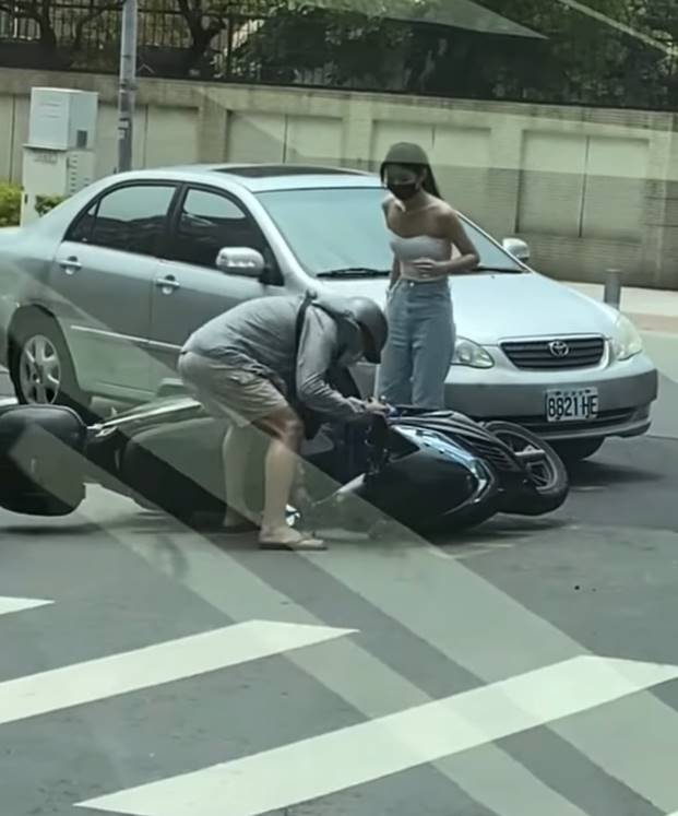 รถเก๋งชนมอเตอร์ไซค์ รถเก๋งชนมอเตอร์ไซค์