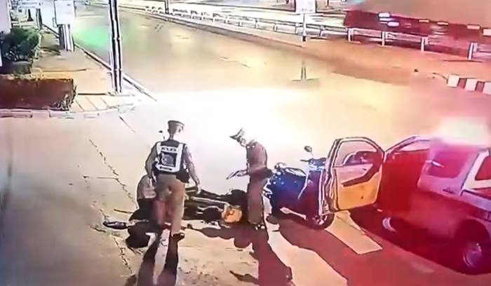 วัยรุ่นหนีอริ เจอตำรวจเอาเท้าเหยียบหัว วัยรุ่นหนีอริ เจอตำรวจเอาเท้าเหยียบหัว