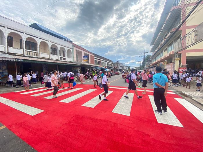 มอเตอร์ไซค์ชนนักเรียนข้ามทางม้าลาย มอเตอร์ไซค์ชนนักเรียนข้ามทางม้าลาย