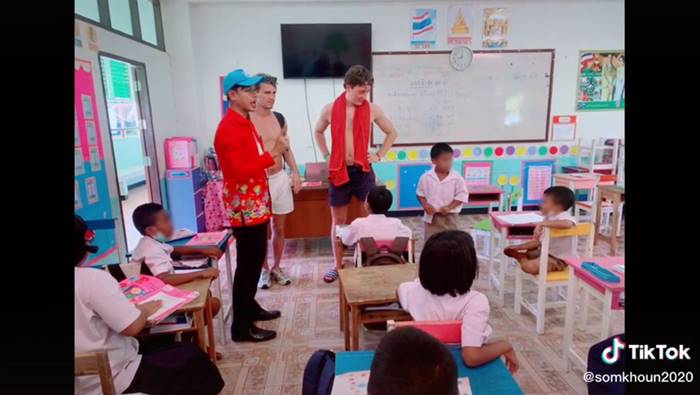 ผอ. บนเกาะพีพี พานักท่องเที่ยวมาฝึกภาษาอังกฤษให้นักเรียน ผอ. บนเกาะพีพี พานักท่องเที่ยวมาฝึกภาษาอังกฤษให้นักเรียน