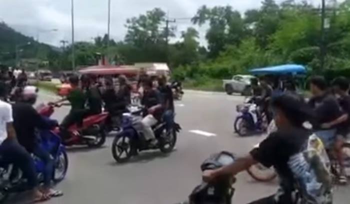 วัยรุ่นเมียนมา แทงกันตายที่ระนอง แห่ศพรอบเมือง วัยรุ่นเมียนมา แทงกันตายที่ระนอง แห่ศพรอบเมือง