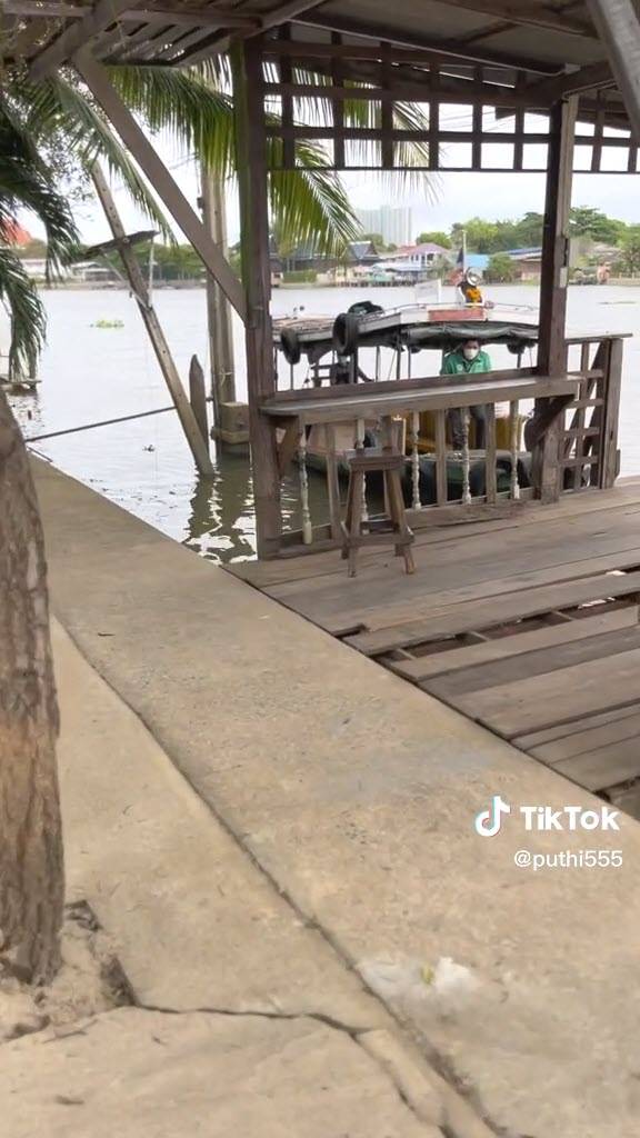 ไรเดอร์นั่งเรือส่งอาหาร ไรเดอร์นั่งเรือส่งอาหาร