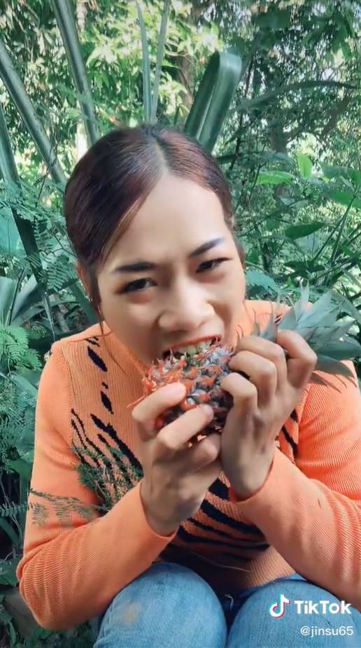 โชว์กินสับปะรดทั้งเปลือก โชว์กินสับปะรดทั้งเปลือก