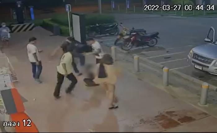 รุมกระทืบ พนง.เซเว่น เตือนใส่แมสก์ รุมกระทืบ พนง.เซเว่น เตือนใส่แมสก์