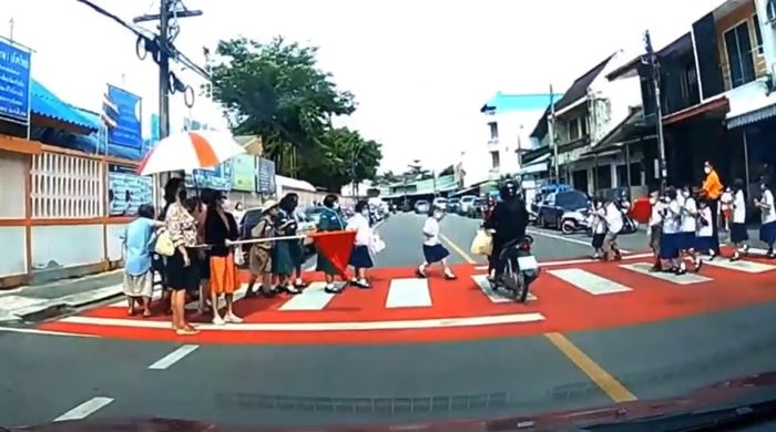 มอเตอร์ไซค์ชนนักเรียนข้ามทางม้าลาย มอเตอร์ไซค์ชนนักเรียนข้ามทางม้าลาย