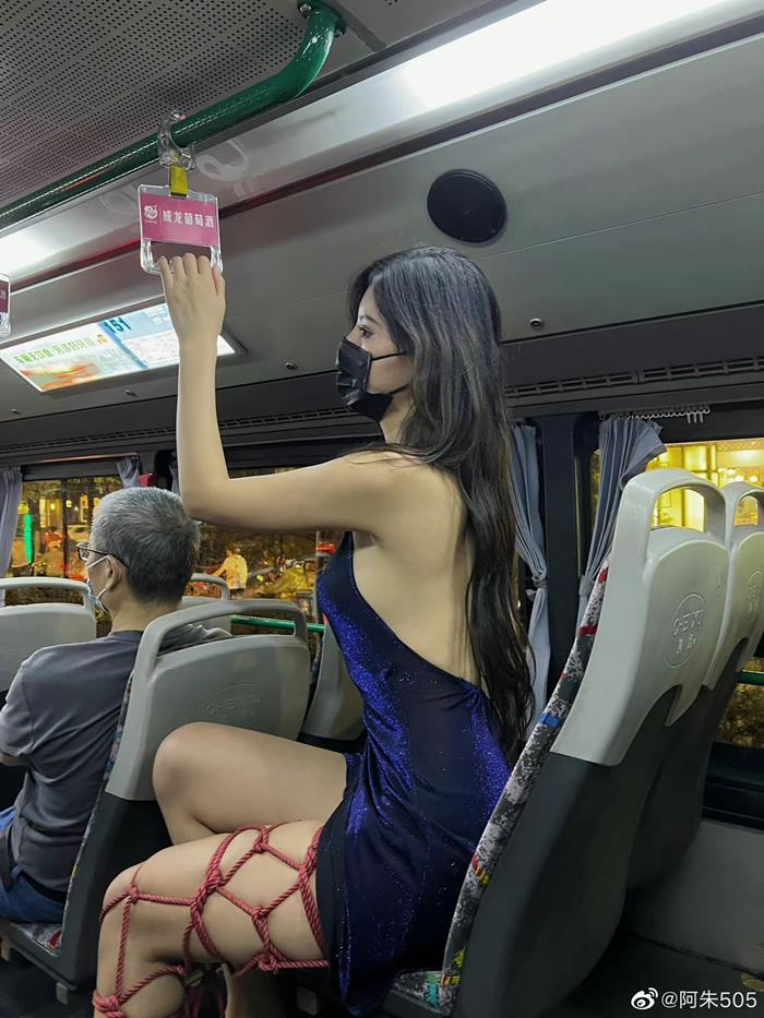 สาวสวยพันเชือกที่ขา สาวสวยพันเชือกที่ขา