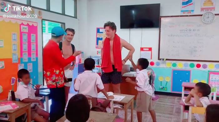 ผอ. บนเกาะพีพี พานักท่องเที่ยวมาฝึกภาษาอังกฤษให้นักเรียน ผอ. บนเกาะพีพี พานักท่องเที่ยวมาฝึกภาษาอังกฤษให้นักเรียน