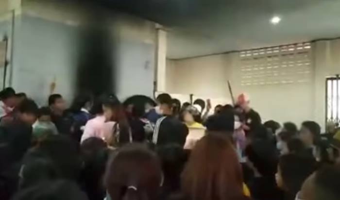 วัยรุ่นเมียนมา แทงกันตายที่ระนอง แห่ศพรอบเมือง วัยรุ่นเมียนมา แทงกันตายที่ระนอง แห่ศพรอบเมือง