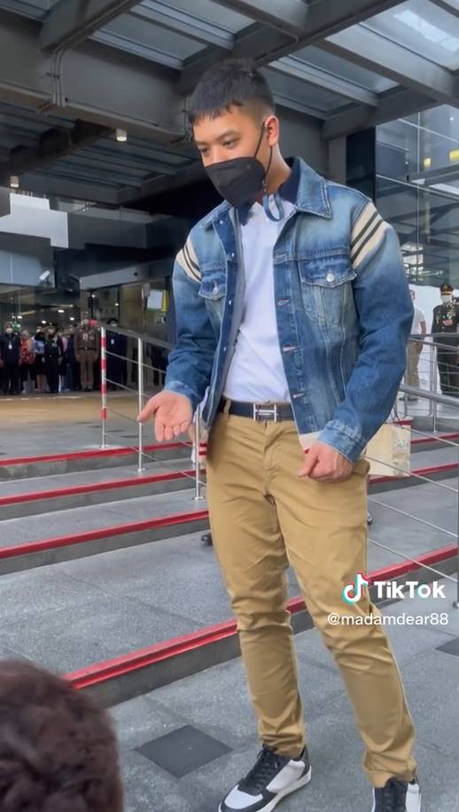 เจ้าฟ้าทีปังกรรัศมีโชติ ตรัสถามอาการของผู้ที่มาเฝ้ารับเสด็จ เจ้าฟ้าทีปังกรรัศมีโชติ ตรัสถามอาการของผู้ที่มาเฝ้ารับเสด็จ