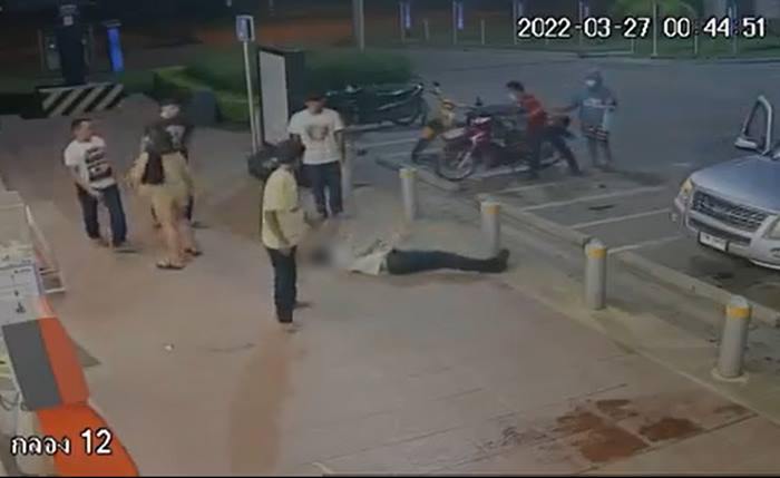 รุมกระทืบ พนง.เซเว่น เตือนใส่แมสก์ รุมกระทืบ พนง.เซเว่น เตือนใส่แมสก์