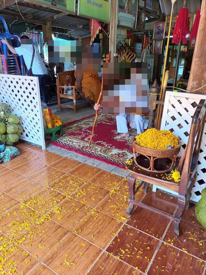 ร่างทรงชุดครุย ร่างทรงชุดครุย