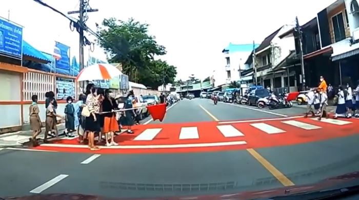 มอเตอร์ไซค์ชนนักเรียนข้ามทางม้าลาย มอเตอร์ไซค์ชนนักเรียนข้ามทางม้าลาย