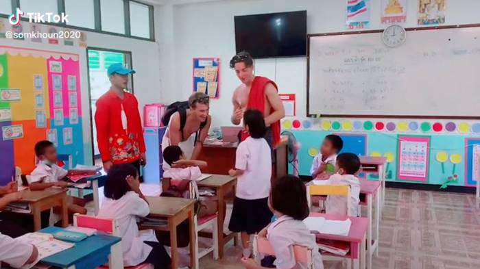 ผอ. บนเกาะพีพี พานักท่องเที่ยวมาฝึกภาษาอังกฤษให้นักเรียน ผอ. บนเกาะพีพี พานักท่องเที่ยวมาฝึกภาษาอังกฤษให้นักเรียน