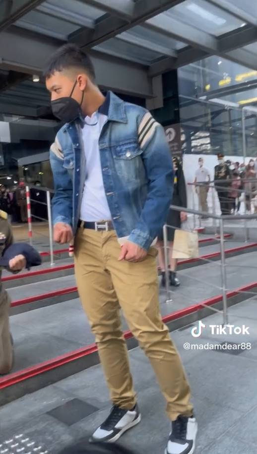 เจ้าฟ้าทีปังกรรัศมีโชติ ตรัสถามอาการของผู้ที่มาเฝ้ารับเสด็จ เจ้าฟ้าทีปังกรรัศมีโชติ ตรัสถามอาการของผู้ที่มาเฝ้ารับเสด็จ