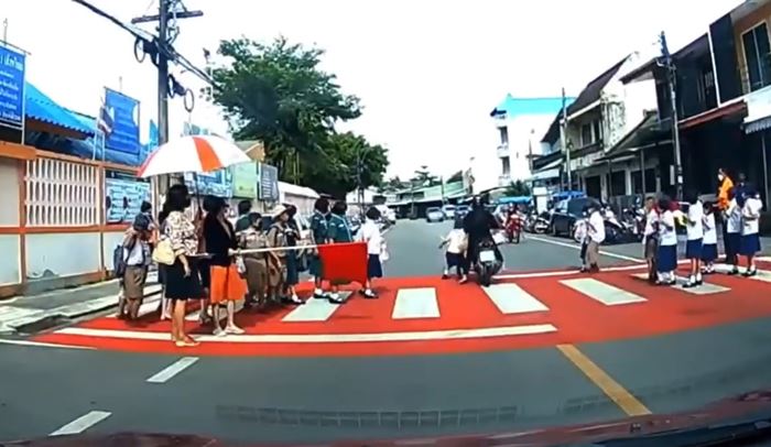 มอเตอร์ไซค์ชนนักเรียนข้ามทางม้าลาย มอเตอร์ไซค์ชนนักเรียนข้ามทางม้าลาย