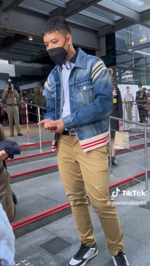 เจ้าฟ้าทีปังกรรัศมีโชติ ตรัสถามอาการของผู้ที่มาเฝ้ารับเสด็จ เจ้าฟ้าทีปังกรรัศมีโชติ ตรัสถามอาการของผู้ที่มาเฝ้ารับเสด็จ