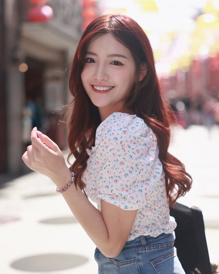 เชียร์ลีดเดอร์ วิ่งหนีแผ่นดินไหวเปลือยเปล่า เชียร์ลีดเดอร์ วิ่งหนีแผ่นดินไหวเปลือยเปล่า