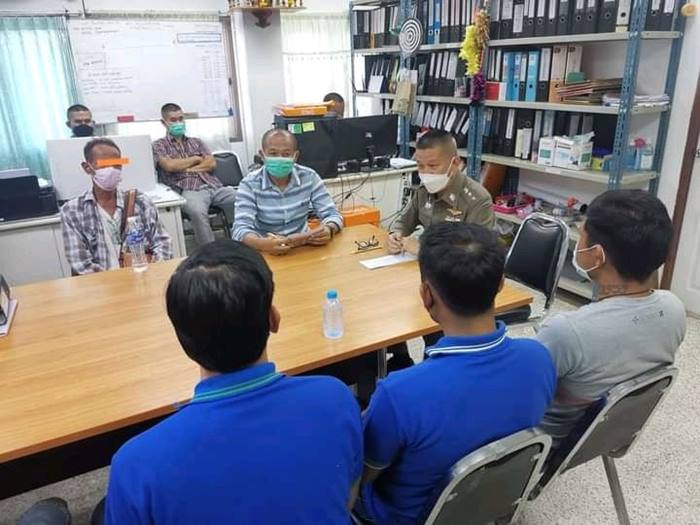 รุมกระทืบ พนง.เซเว่น เตือนใส่แมสก์ รุมกระทืบ พนง.เซเว่น เตือนใส่แมสก์