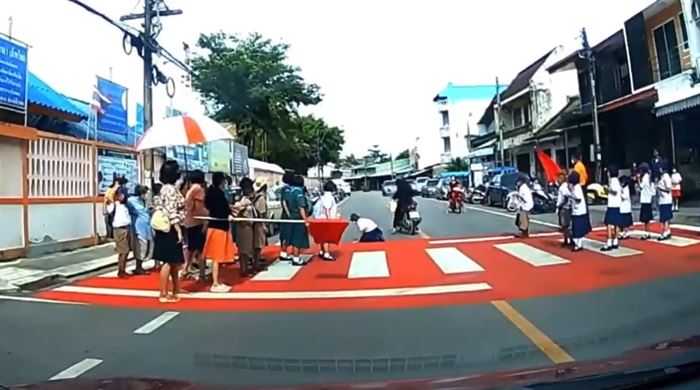 มอเตอร์ไซค์ชนนักเรียนข้ามทางม้าลาย มอเตอร์ไซค์ชนนักเรียนข้ามทางม้าลาย